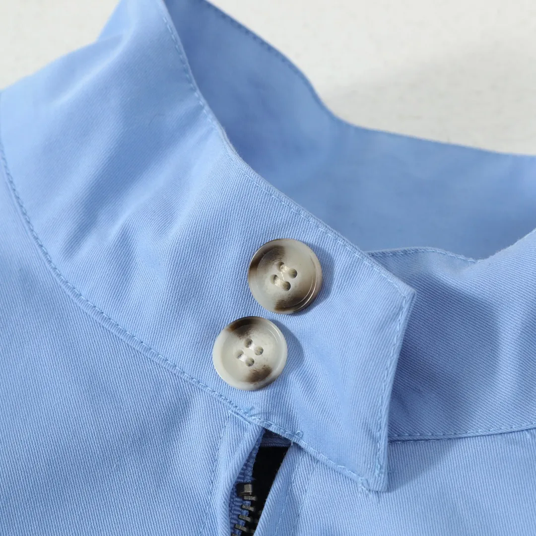 P350 #R23 Ralph Lauren polo white lily contract men's and women's old money style old cadre stand collar workwear Harrington jacket item number RL12020 The fabric has a double-layer shin feel and is full of weight! It's not as heavy as a regular jacket, and the ordinary cotton material feels really different. This one is super comfortable, soft and stylish, and has a green plaid interior that has a retro movie fashion feel! The fit is loose but not baggy. The size is just right and not too picky. The dropped shoulder design modifies the shoulder shape without making it look bulky. This silhouette is a style that will never go out of style after being worn for a long time. The upper body is also very durable and recognizable. The loose and reasonable fit can be worn by both men and women, making it easy to create a clean and refreshing youthful look. The embroidery on the chest is all German Oman embroidery fiber with original data. The embroidery process is very particular about using Japanese Tajima machines to ensure exquisite three-dimensional embroidery. That is what I said is different from the ones on the market. The workmanship is loose and can be used by boys and girls!! Color: Black Khaki Navy Blue Army Green Light Blue Size: M L XL XXL Length: 68/70/72/74 Bust: 122/126/130/134 Shoulder width: 53/54/55/56 Sleeve length: 65/66/67/68